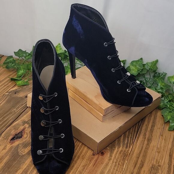 Enzo Angiolini. Navy Velvet Lace-Up Heels. Size 7.5 - Picture 2 of 12